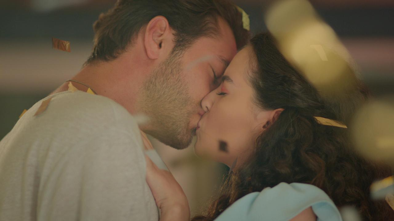 Ateş’ten, Ayşen’e aşk öpücüğü!