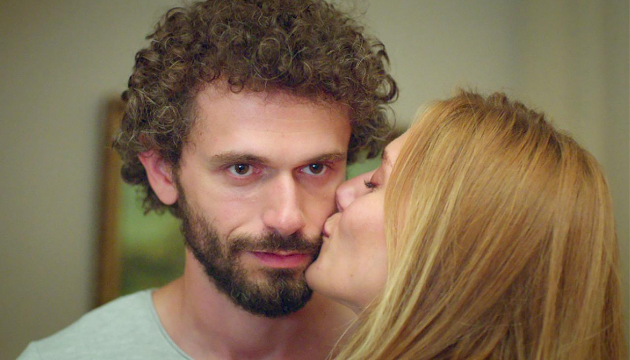 Yasemin, Demir’i öptü!