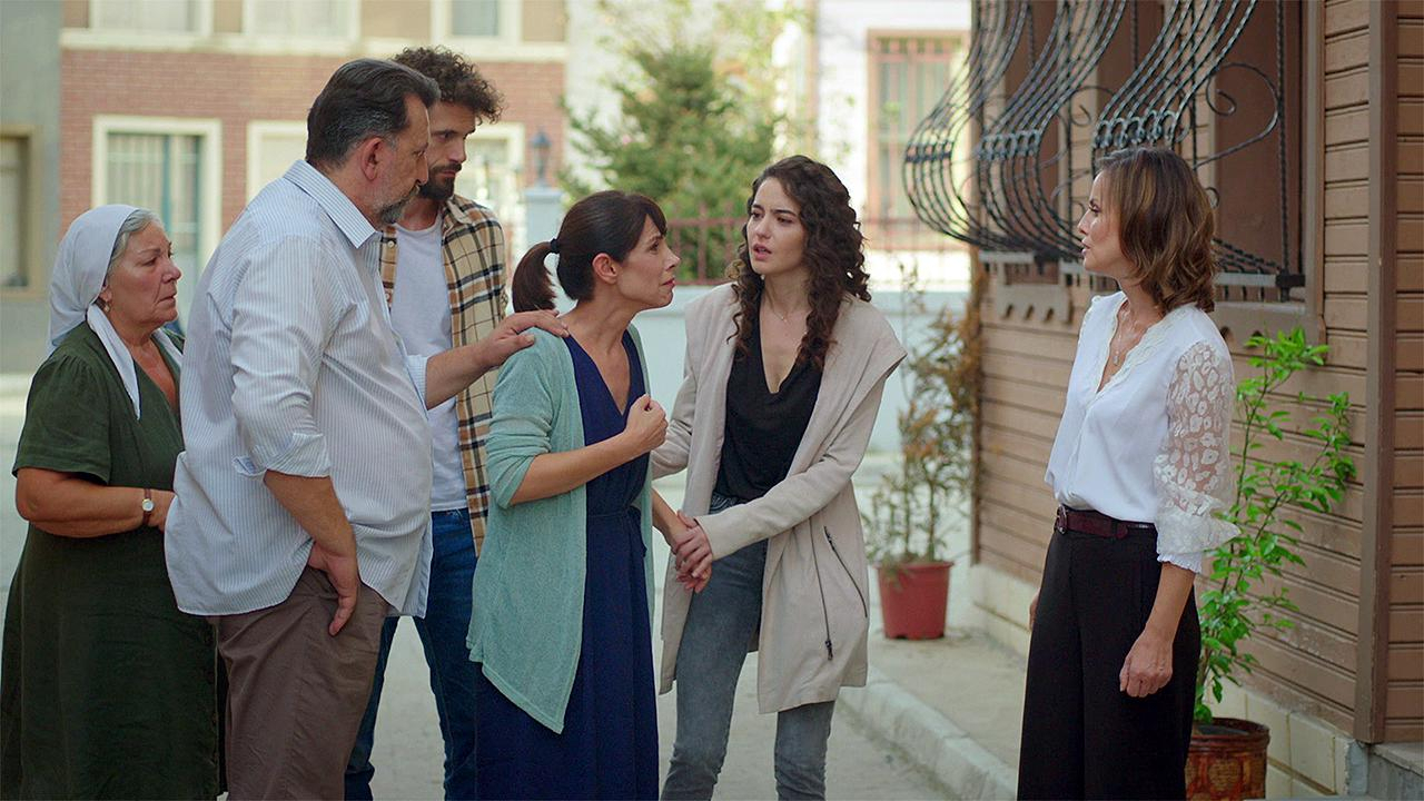 Ayşen, Şenay’ın annesi olduğunu ailesine anlattı!