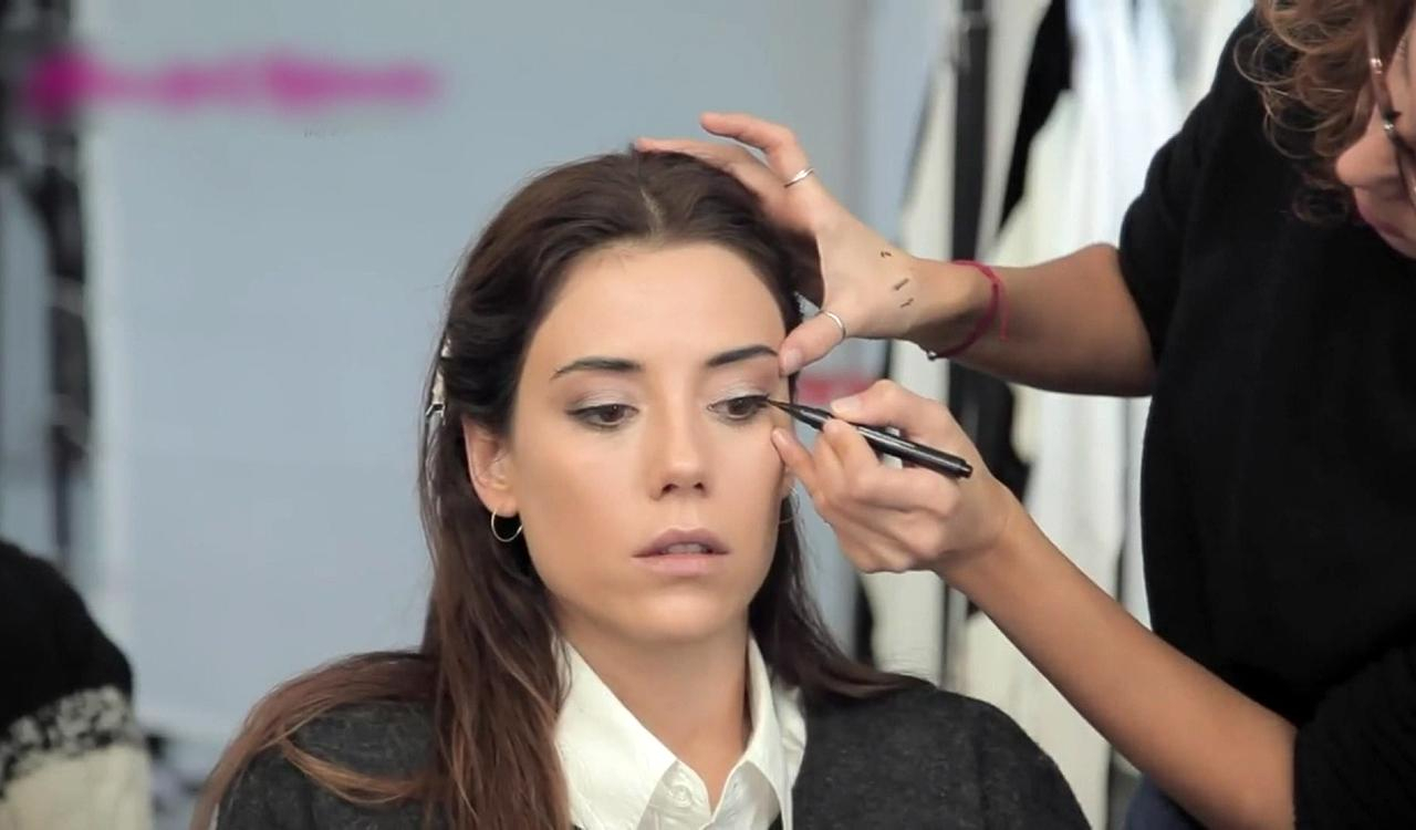 Ünlülerin makyaj sırları ve mucize değişimleri!