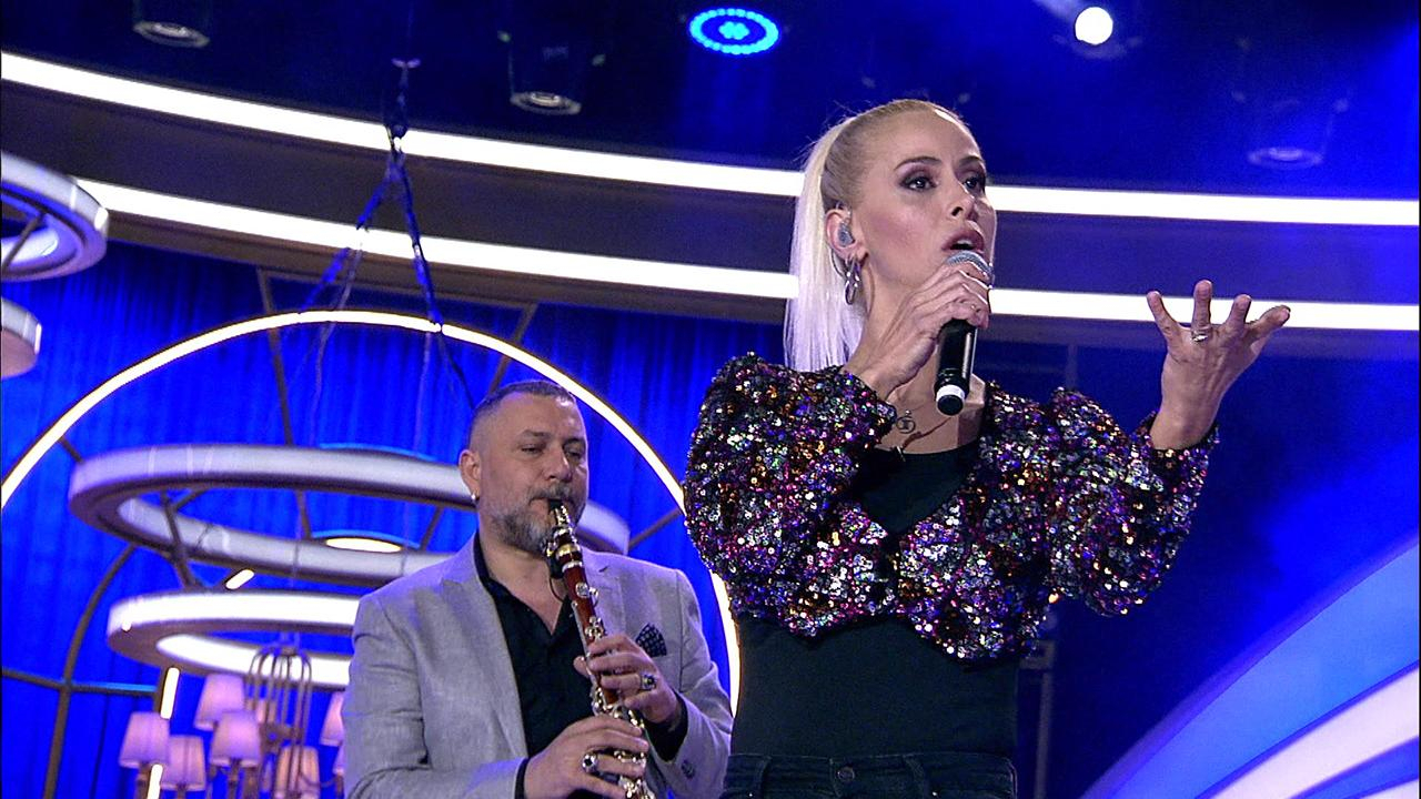 Niran Ünsal'dan "Ünzile" Performansı