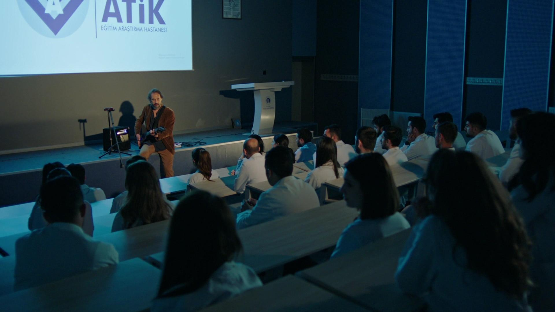 Konser tadında iş görüşmesi!