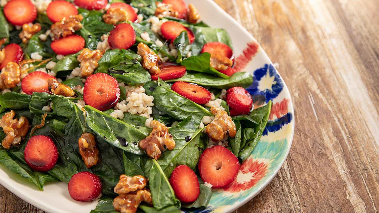 Çilekli Ispanak Salatası Tarifi - Çilekli Ispanak Salatası Nasıl Yapılır?