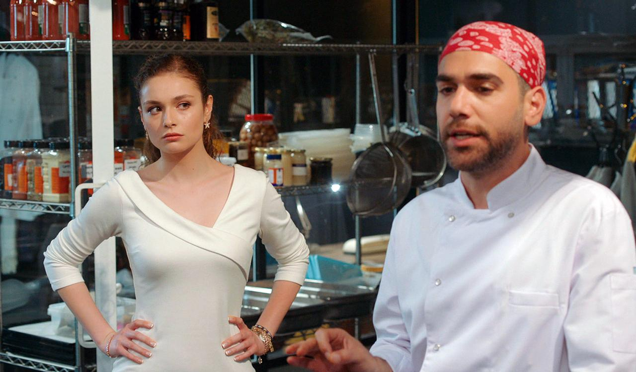 Fırat, Naz’ın restoranında işe başlıyor!