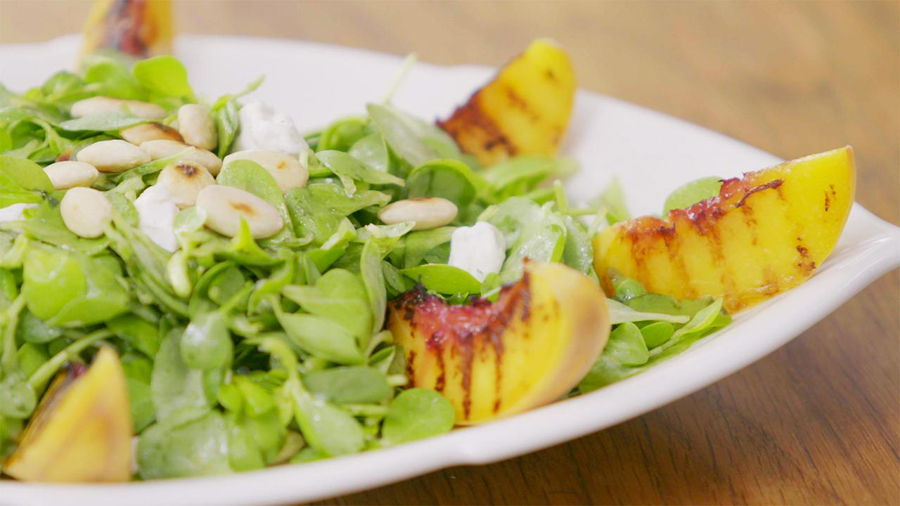 Şeftalili Bademli Semizotu Salatası - Şeftalili Bademli Semizotu Salatası Tarifi - Şeftalili Bademli Semizotu Salatası Nasıl Yapılır?