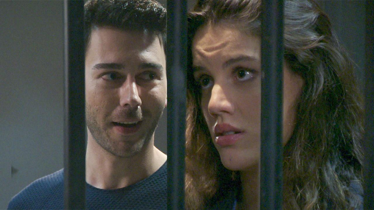 Aslı gözaltındaki Emre'yi yalnız bırakmadı!