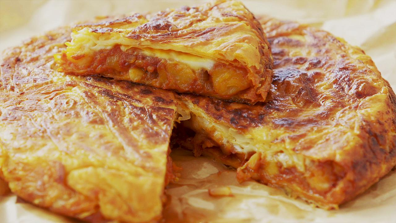 Patatesli Tava Börek Tarifi - Patatesli Tava Börek Nasıl Yapılır?
