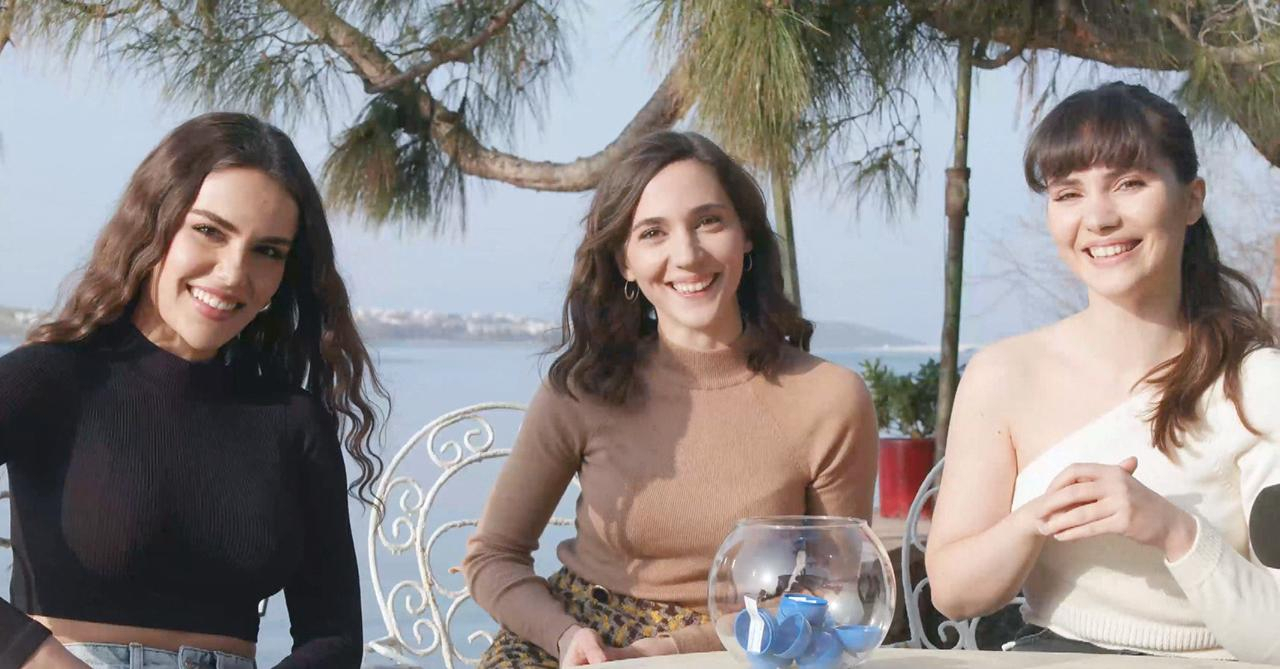 "Üç Kız Kardeş" setinden çok özel soru-cevap anları!