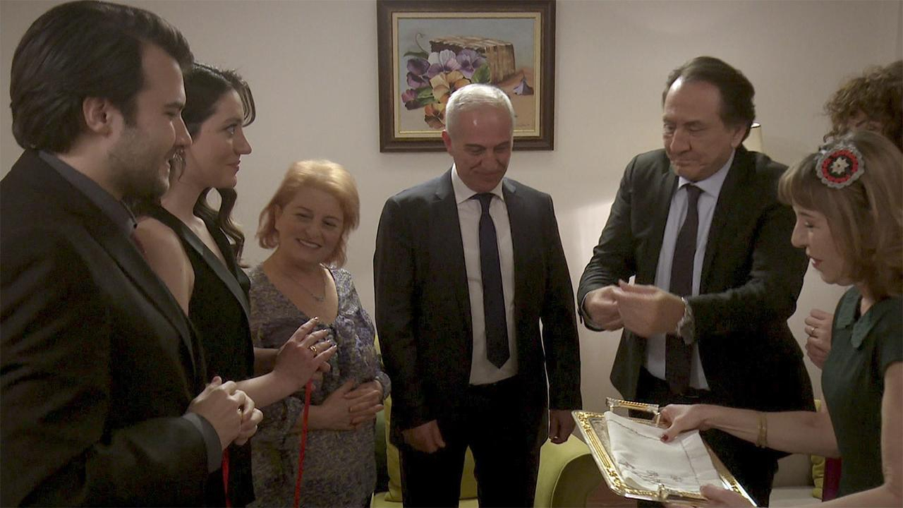 Aşkolar nişanlandı!