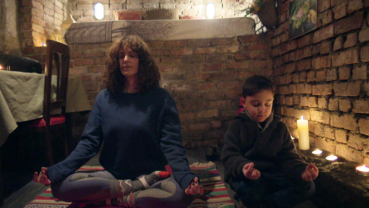 Esra dokunduğu yeri cennete döndürüyor!