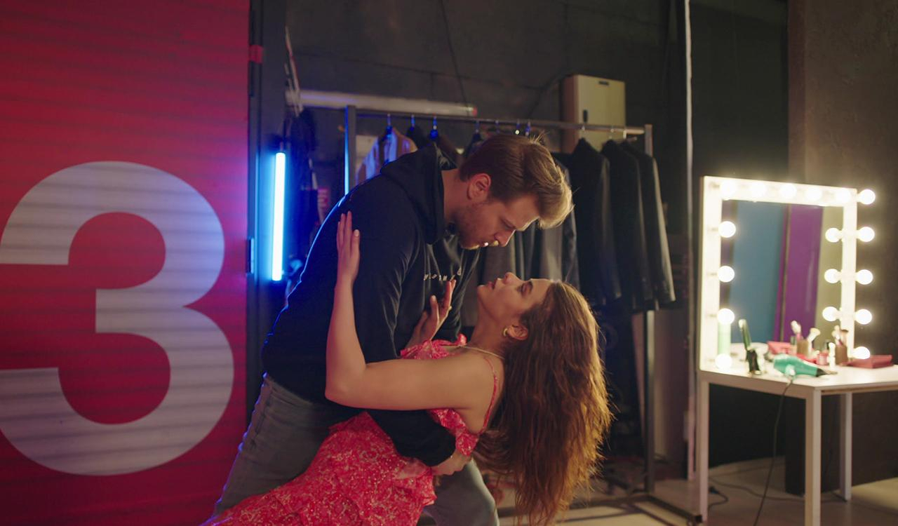 İtiraf et, aşıksın bana!