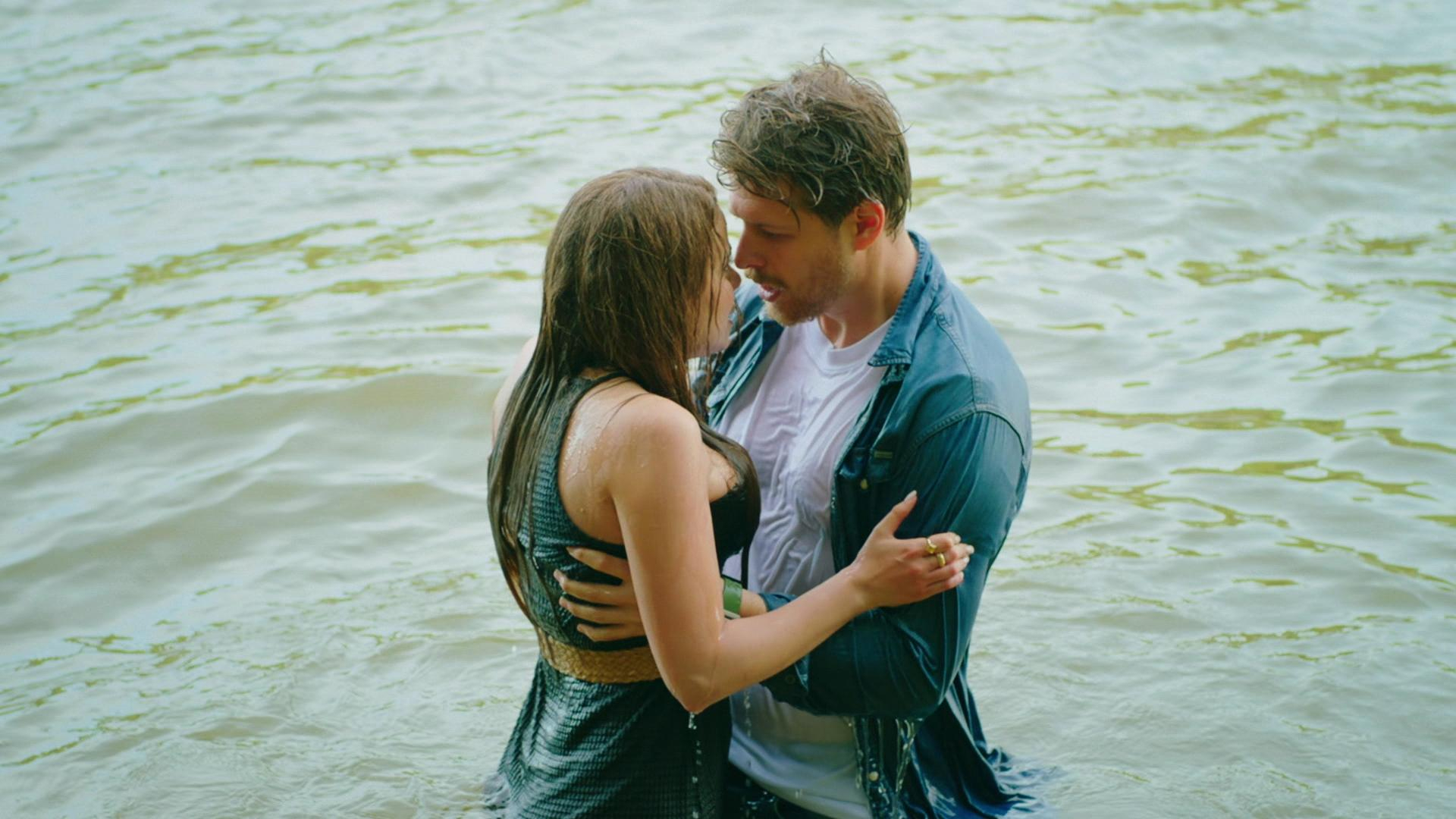 Tolga ve Asya göle düştü!