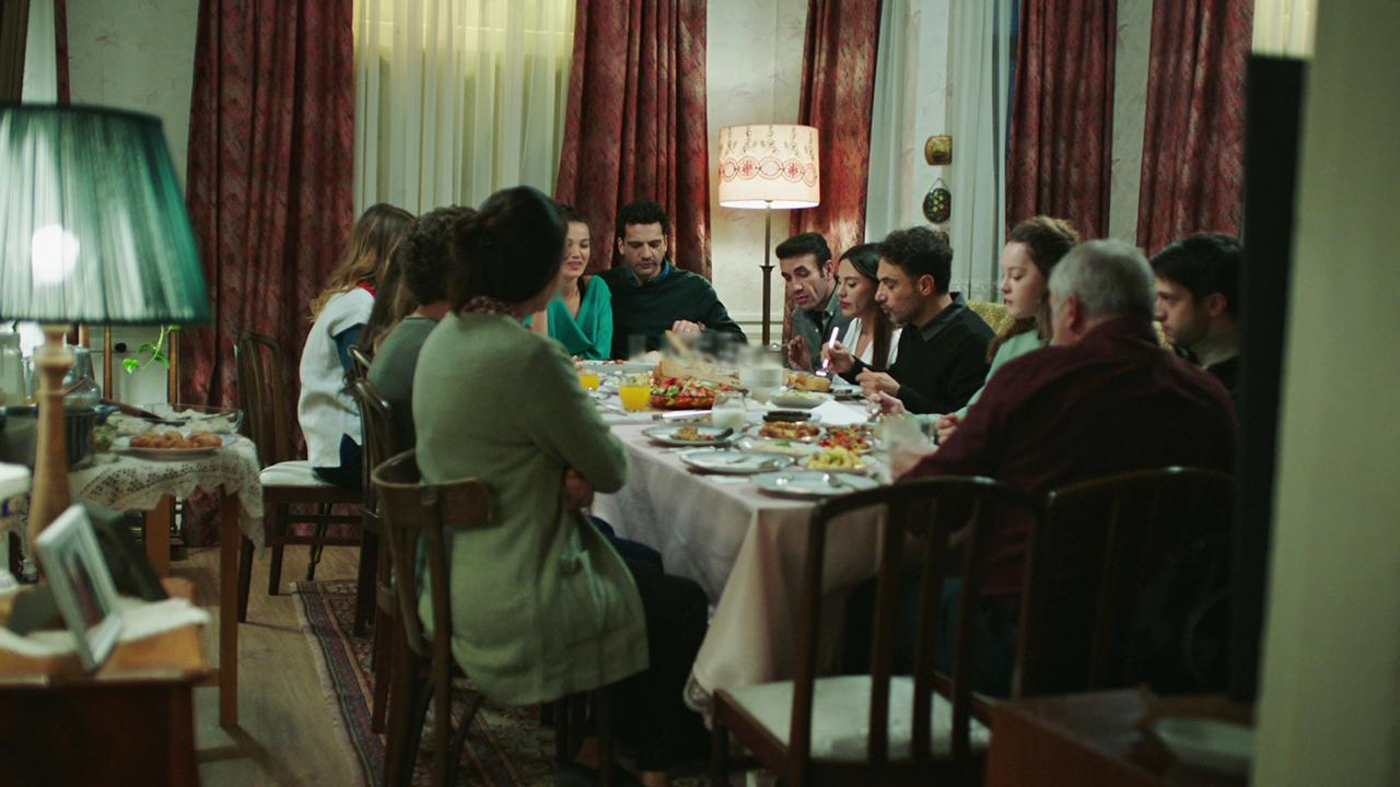Yemekte Serdar gerginliği!