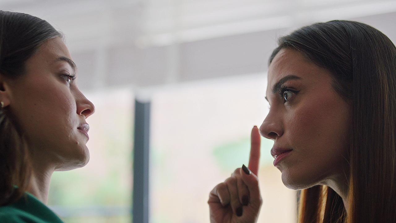 Ceylin ve Derya birbirine girdi!