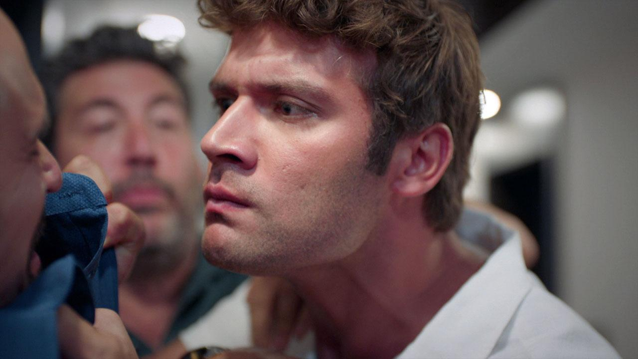 Özgür ve Cem, menajere saldırdı!