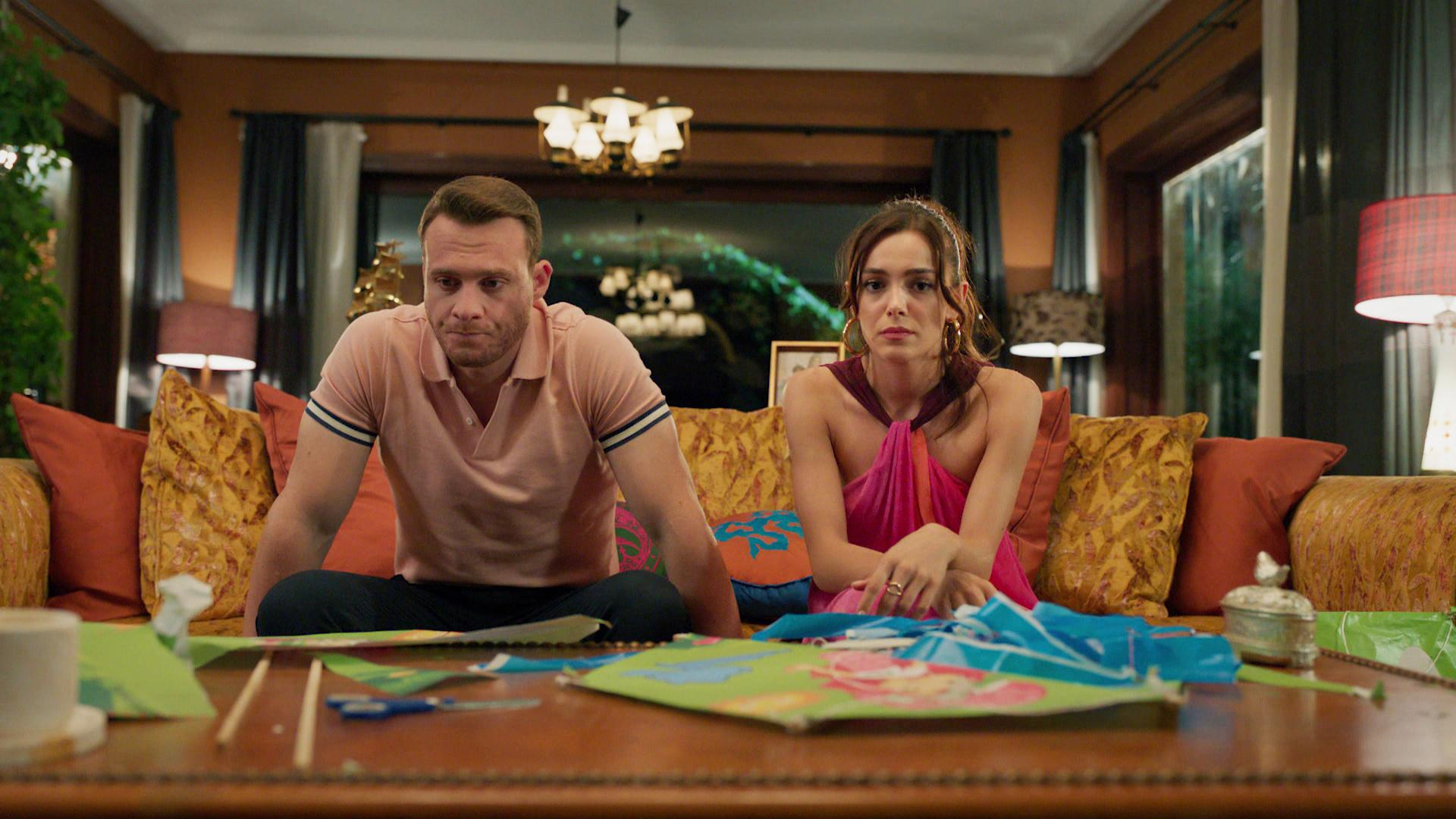 Aşıkların kafasını karıştıran evcilik oyunu!