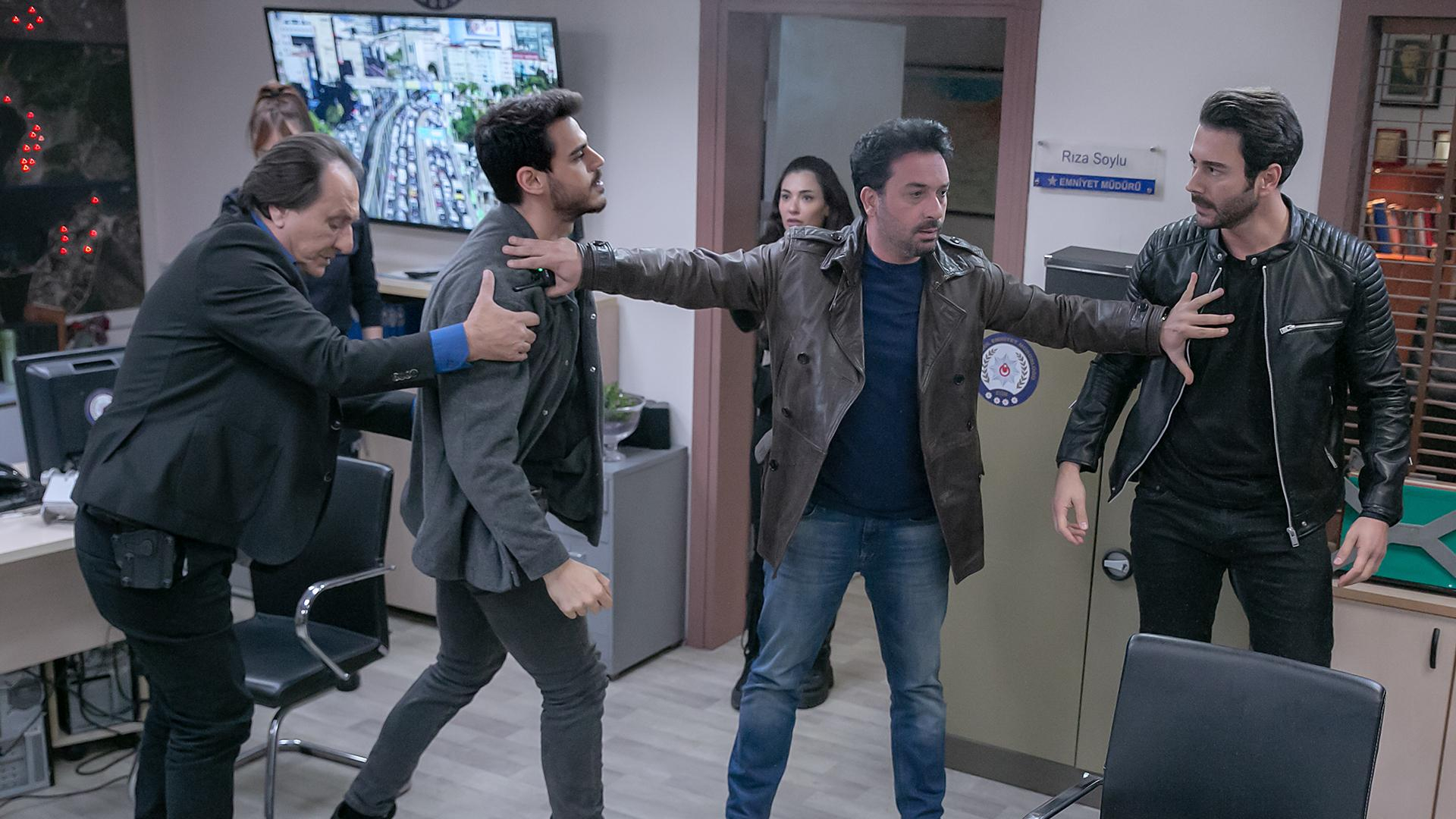 Emre ile Kadir yumruk yumruğa kavga etti!