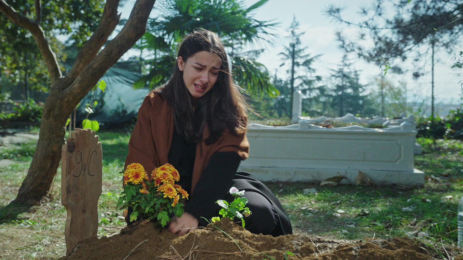 Şule, Alper'in mezarında!