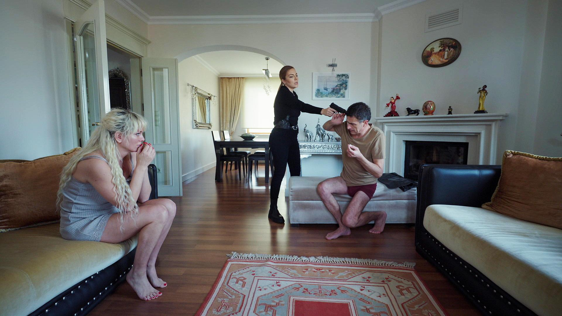 Ekibin yeni manyağı Seval Komiser!