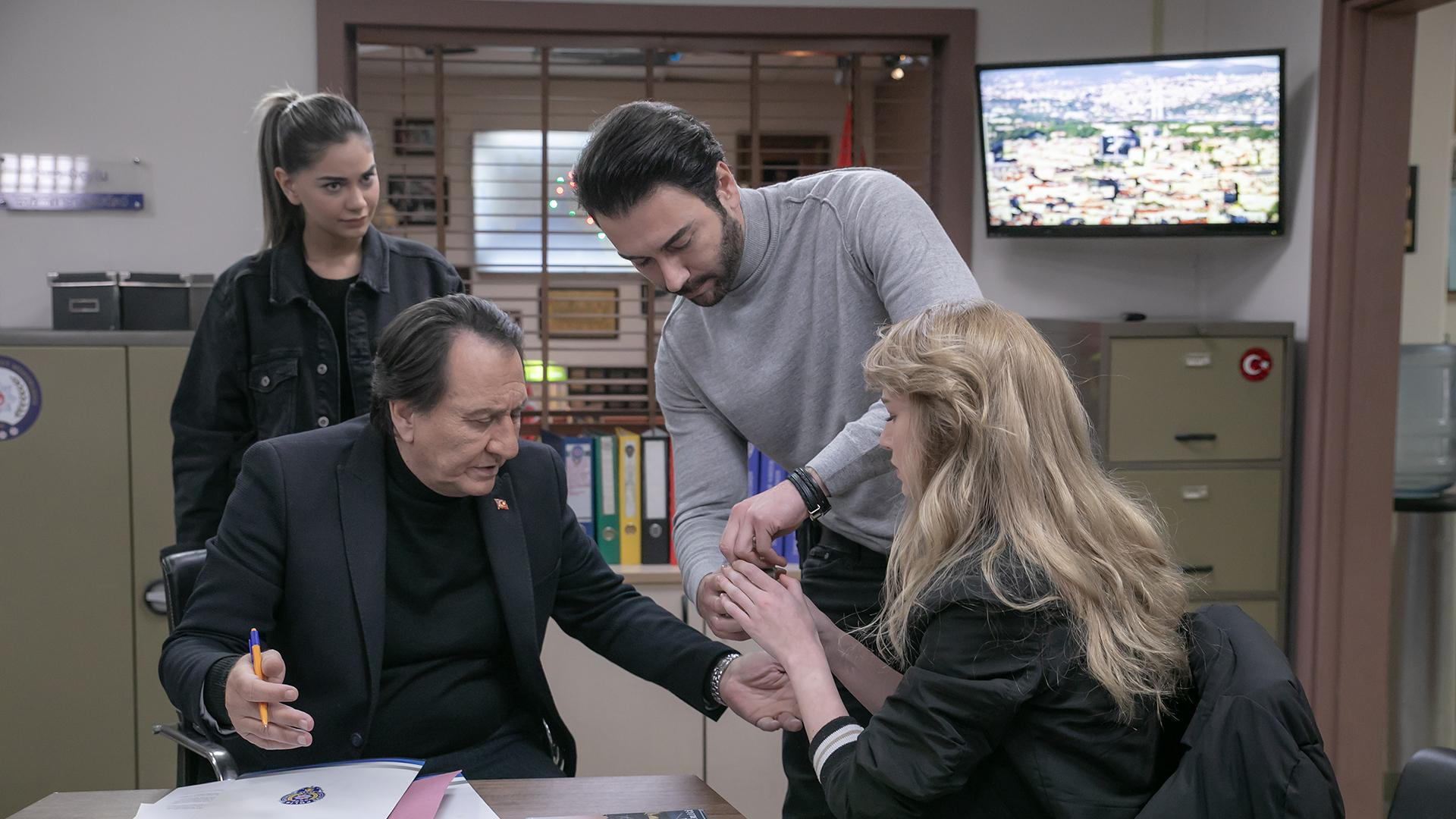 Emre, baltayı taşa vurdu!