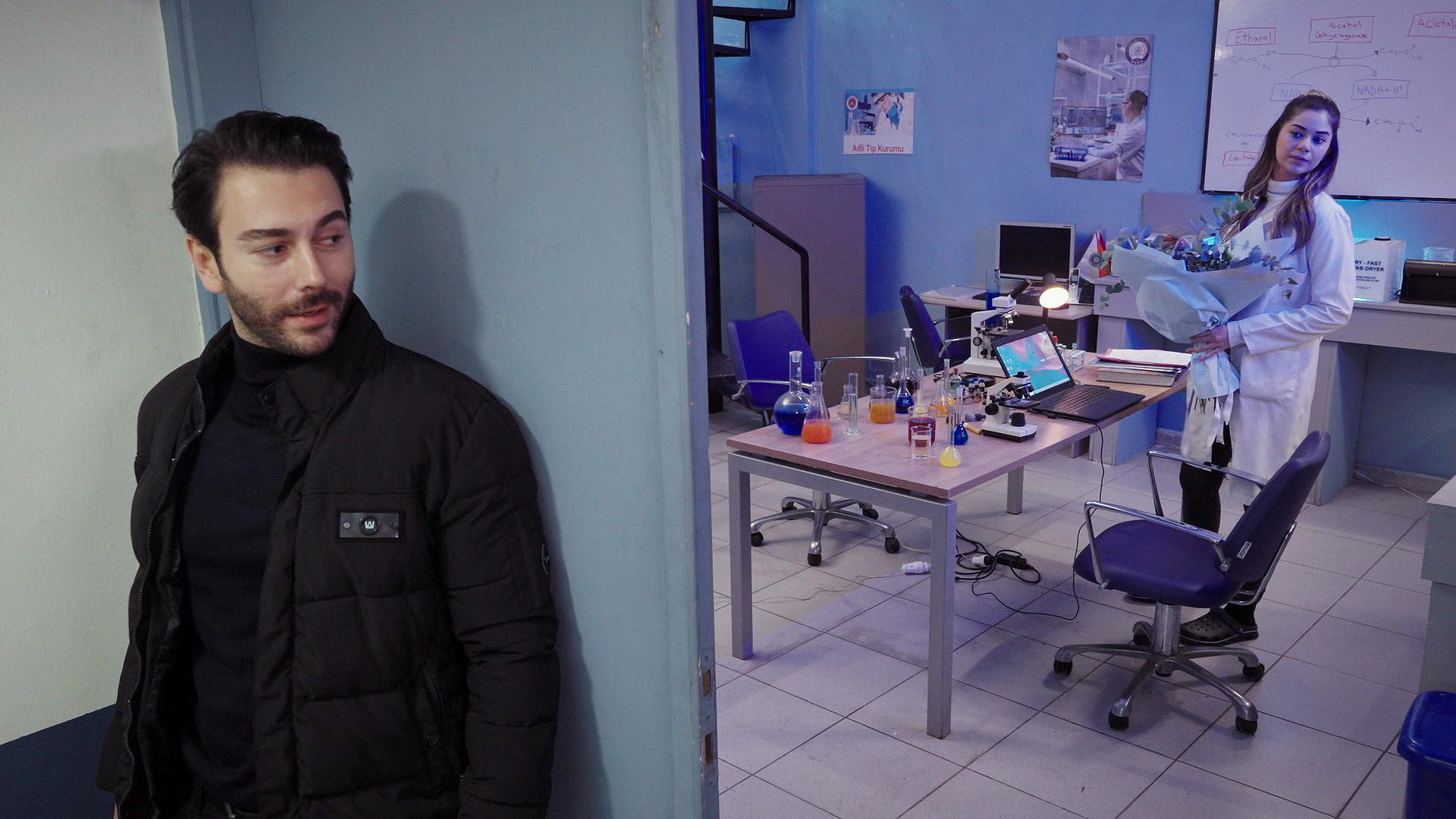 Cansu, Emre'yi süründürüyor!