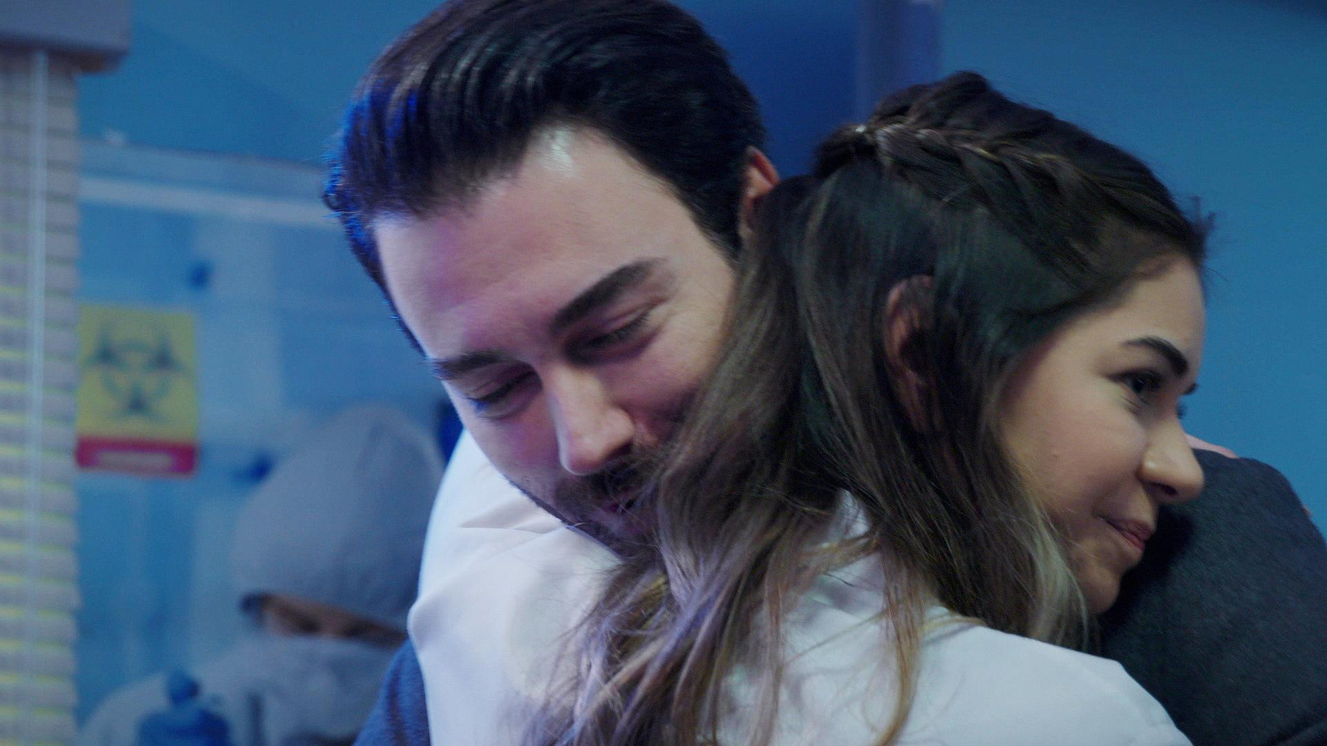 Gözüm, senden başka kimseyi görmüyor!