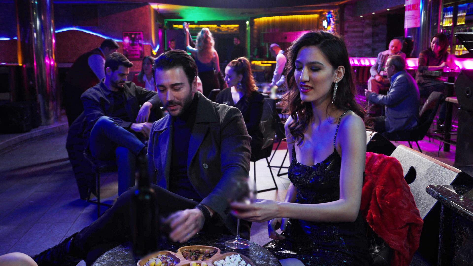 Bizimkiler pavyona düştüler!