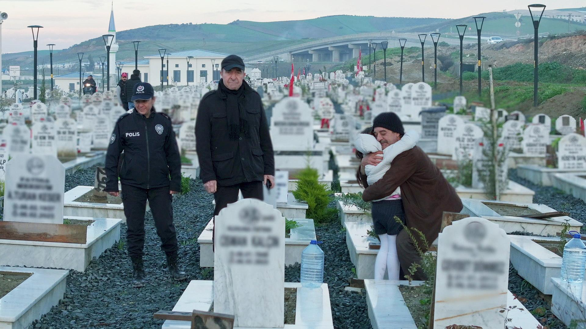 Ekip, kaçırılan depremzede kızı dedesine kavuşturdu!