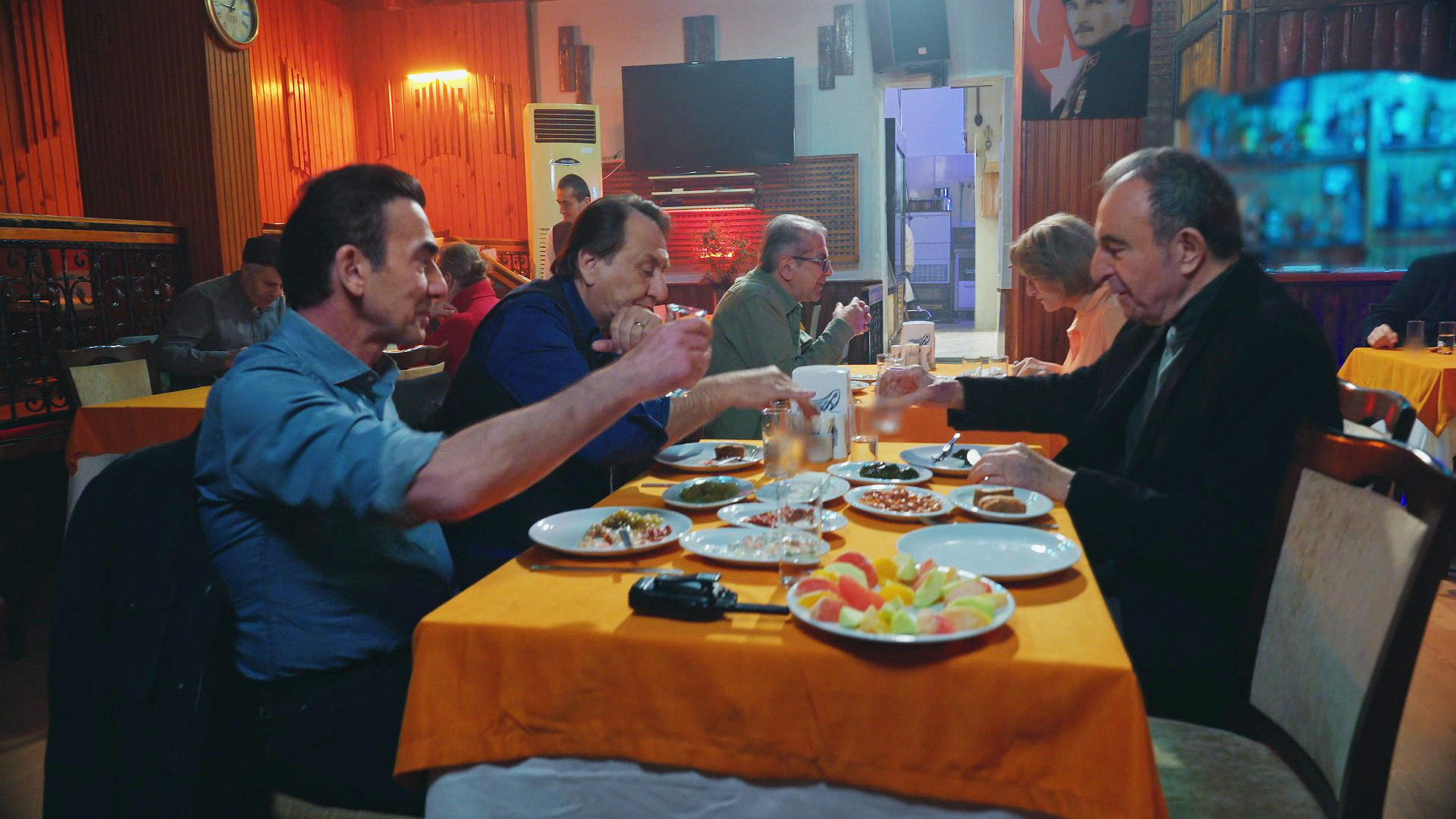 Rıza Baba bekarlığın keyfini çıkardı!