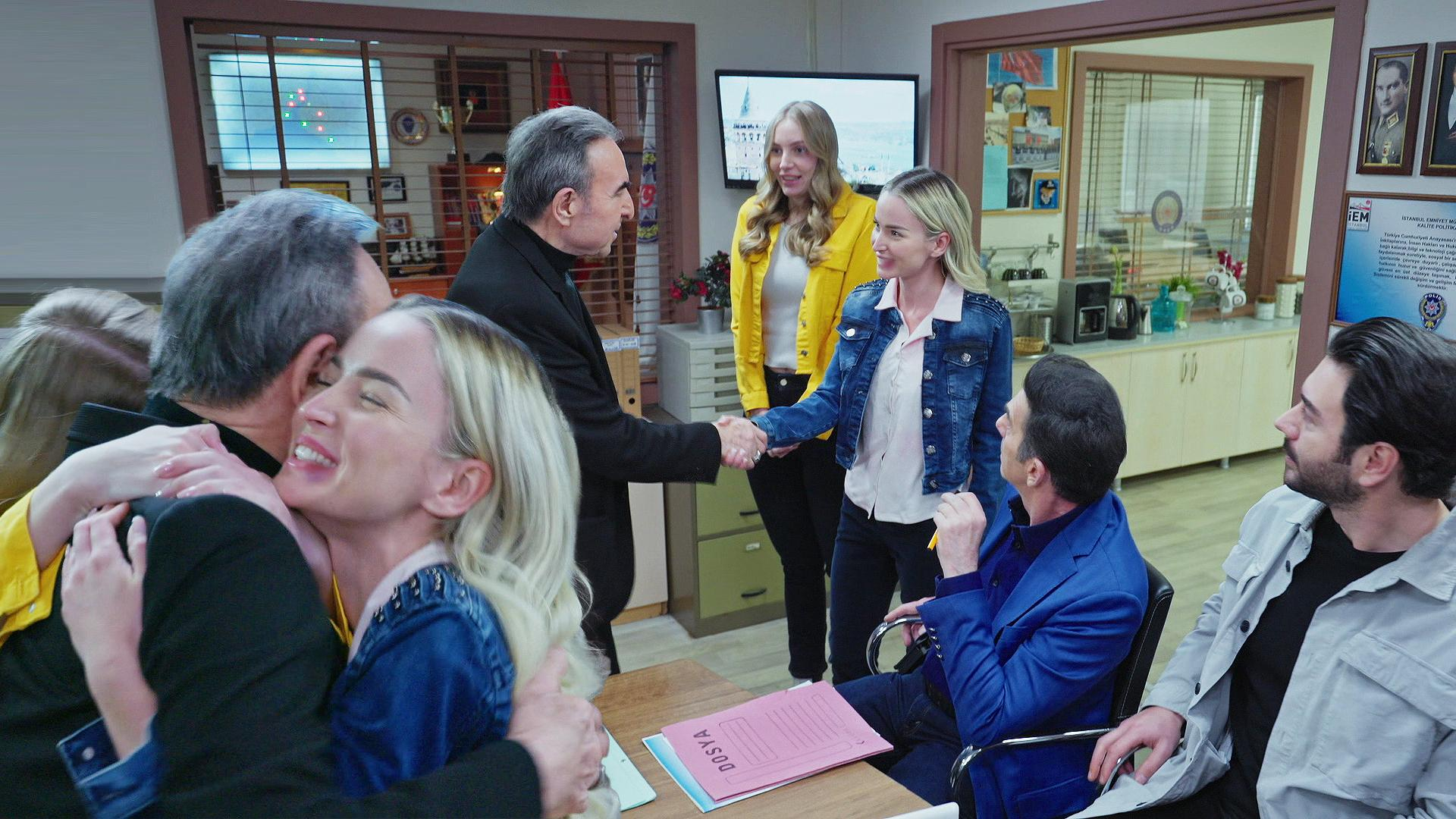 Rus kızların Rıza Babaya olan sıcak ilgisi gençleri kıskandırdı!