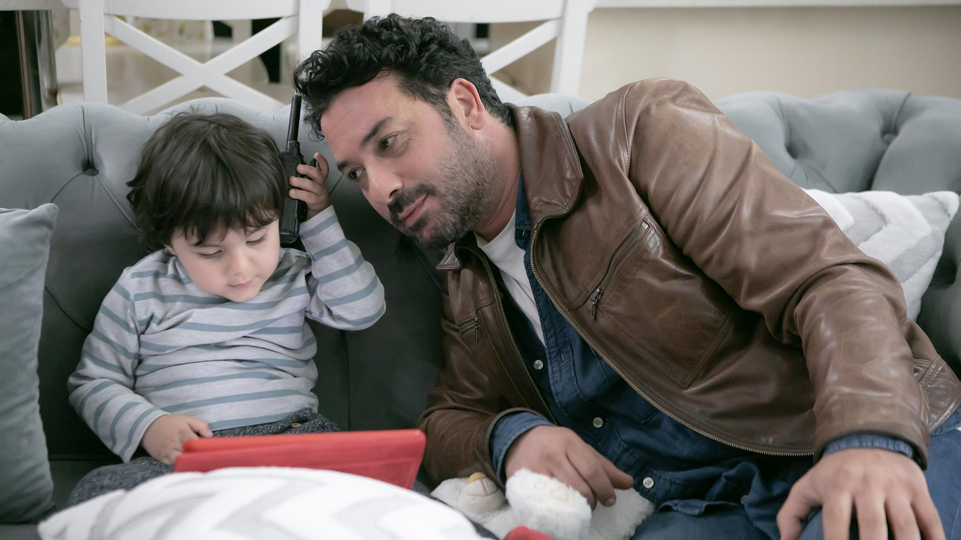 Hakan, kendini babalığa kaptırdı!