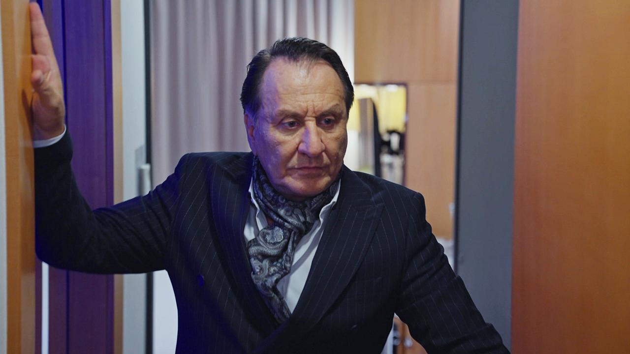 Otel odasında Şule'yi gören Hüsnü şoke oluyor!