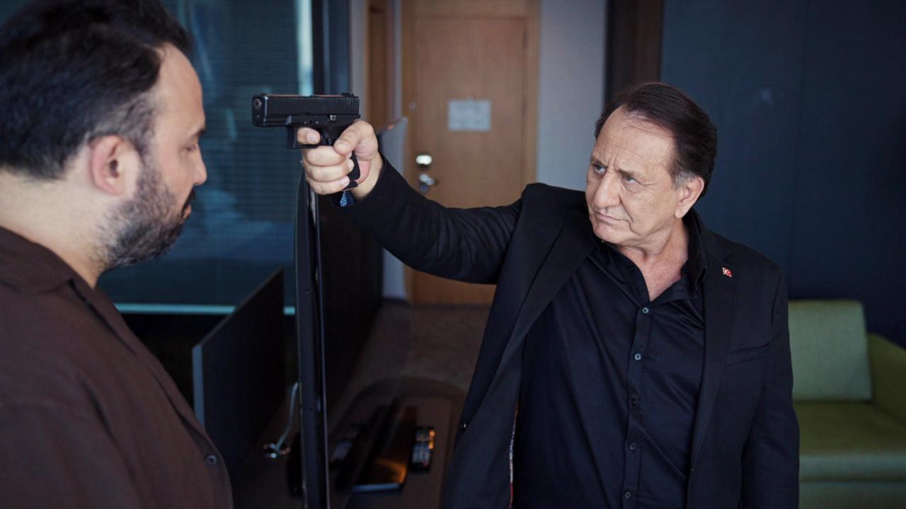 Hüsnü oteli basıp Tevfik'in kafasına silahı dayadı!