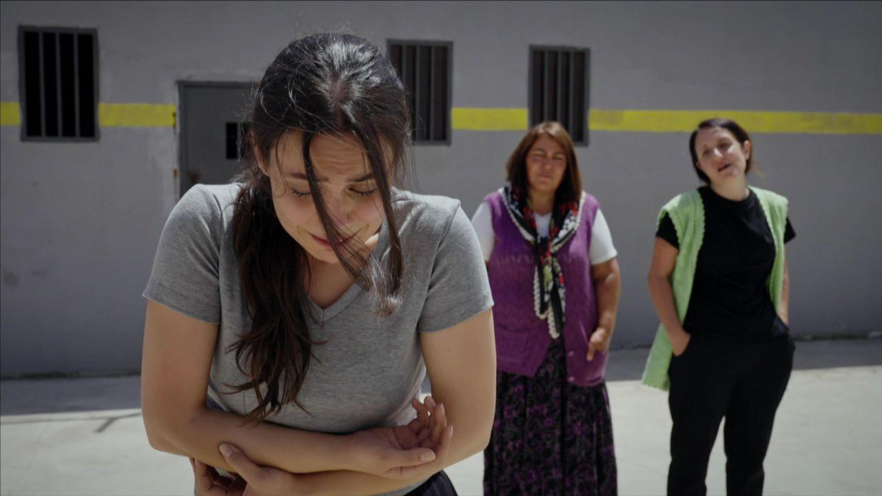 Yağmur, cezaevinin zorbaları ile karşı karşıya!