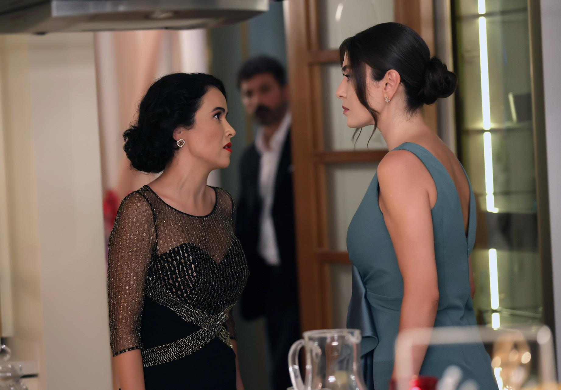 Ular uning doggy uslubi va uning orqasiga jum sikish. Kop gozal mushuklar