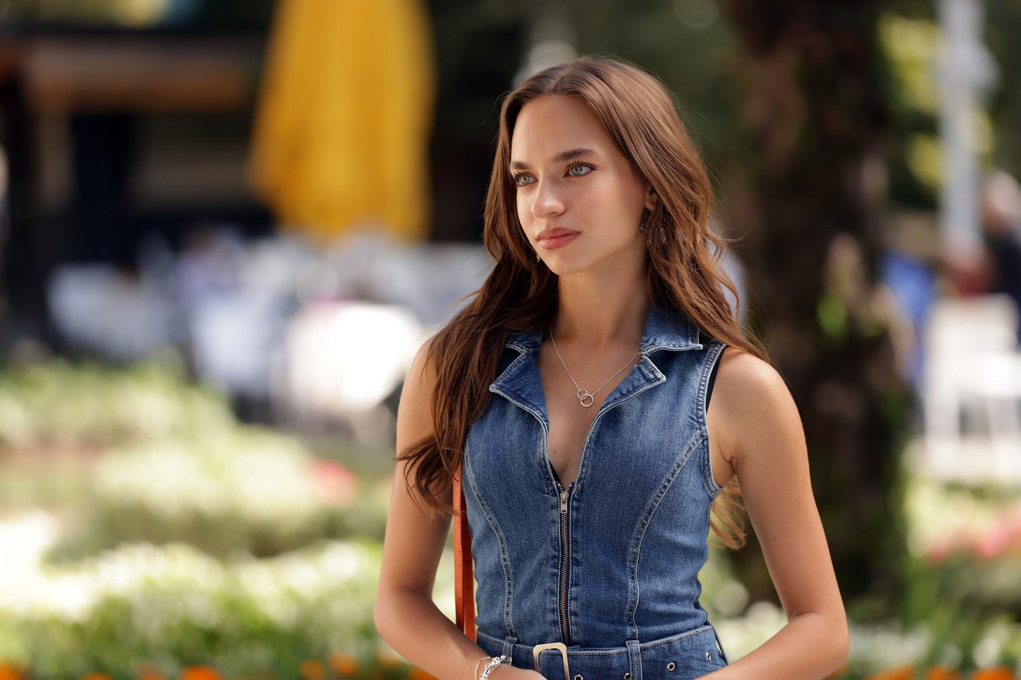 Kokrak qafasidagi ayollarning sikilgan suratlari