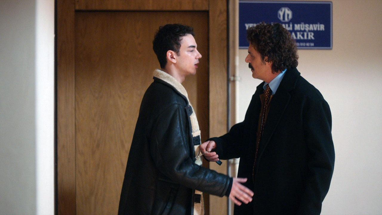 Burak yine babasını bir kadınla gördü!