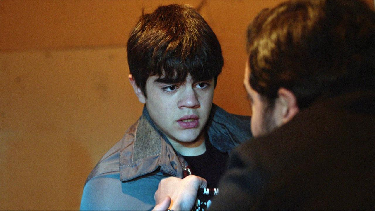 Münevver'i bulmak için Server'i dövdüler!