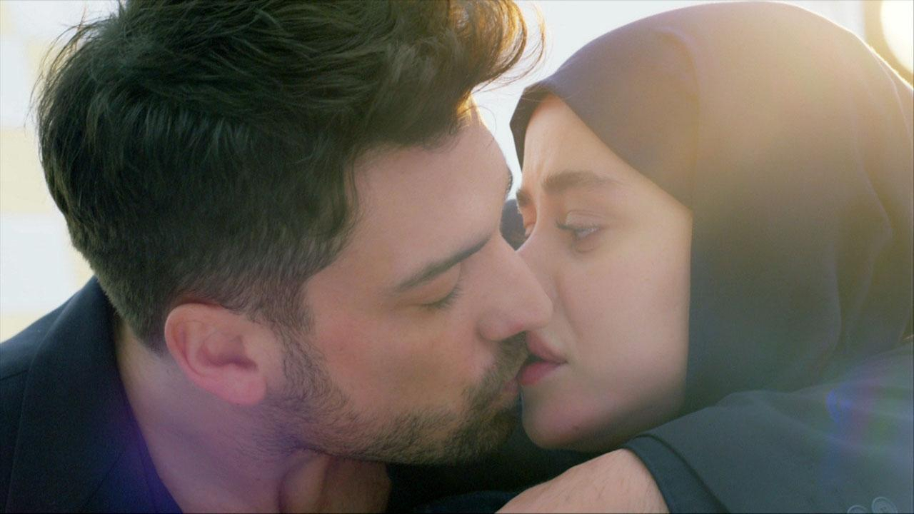 Kenan, Münevver'i öptü!