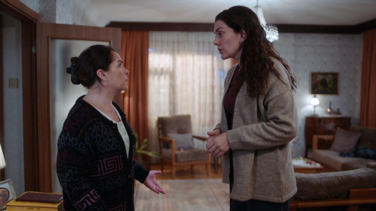 Aysel, Zuhal’e resti çekti!