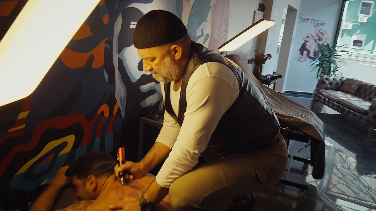 "Dövmeci" Mesut ve Hakan'dan dayak şov!