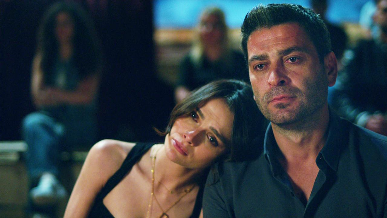 Alya ile Cihan'ın romantik sinema keyfi!