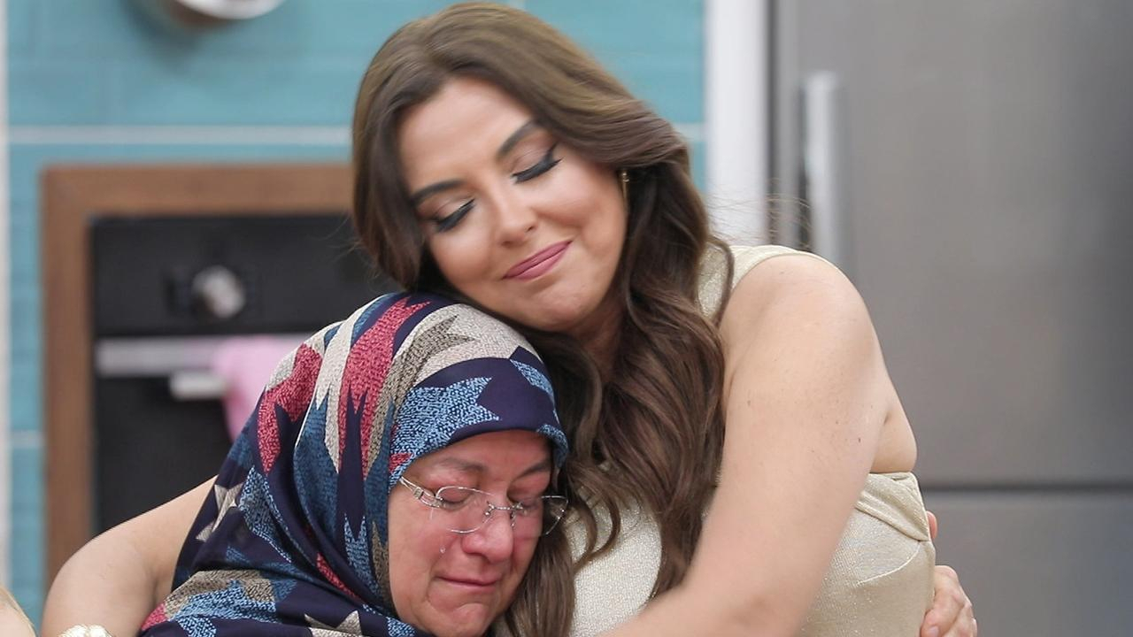 Hazel Hanım gözyaşlarına engel olamadı!