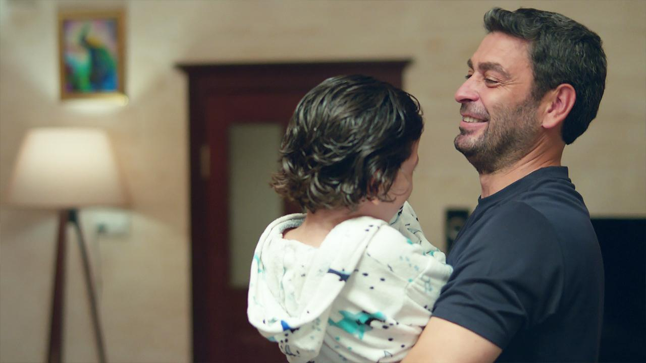 Annenin yokluğunda baba-oğul vakti!