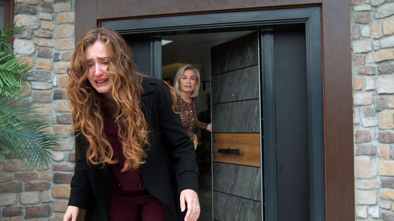 Sevim, Berrak’ı evden kovdu!