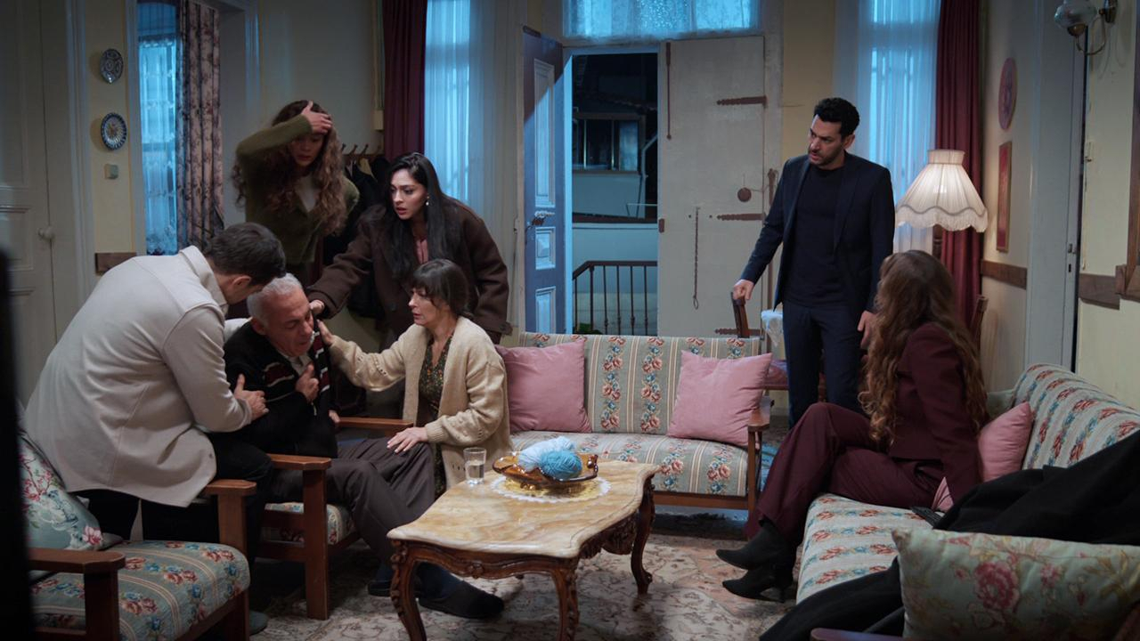 Berrak, Zeyneplerin evine çöktü!