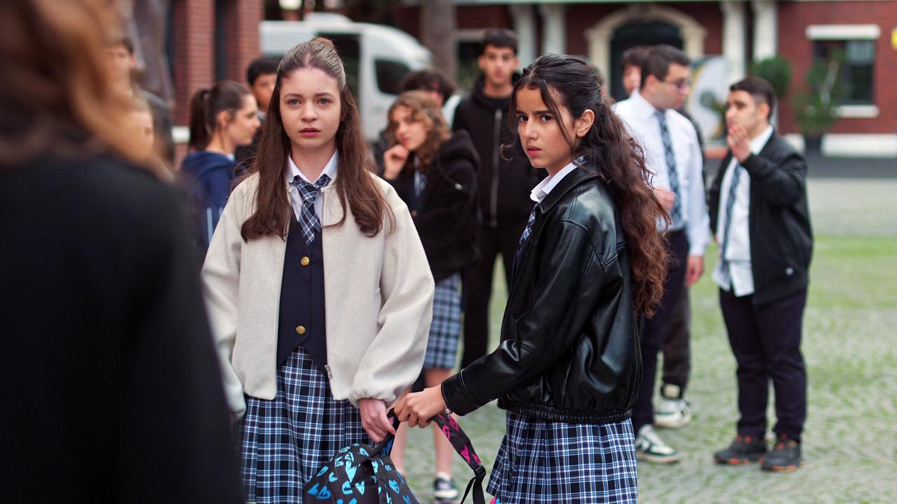 Kızlar bütün okula rezil oldu!