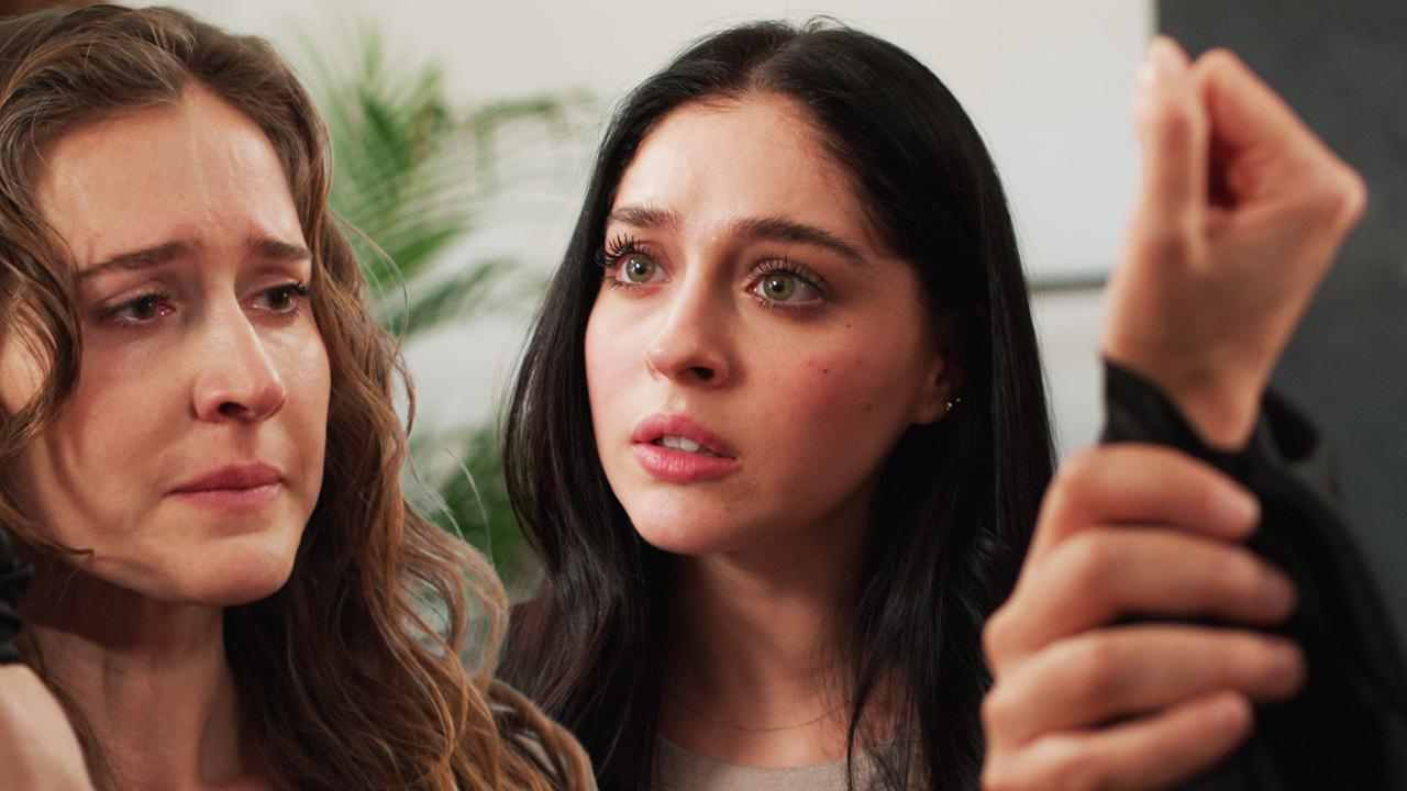 Berrak, Zeynep'e elini kaldırdı!