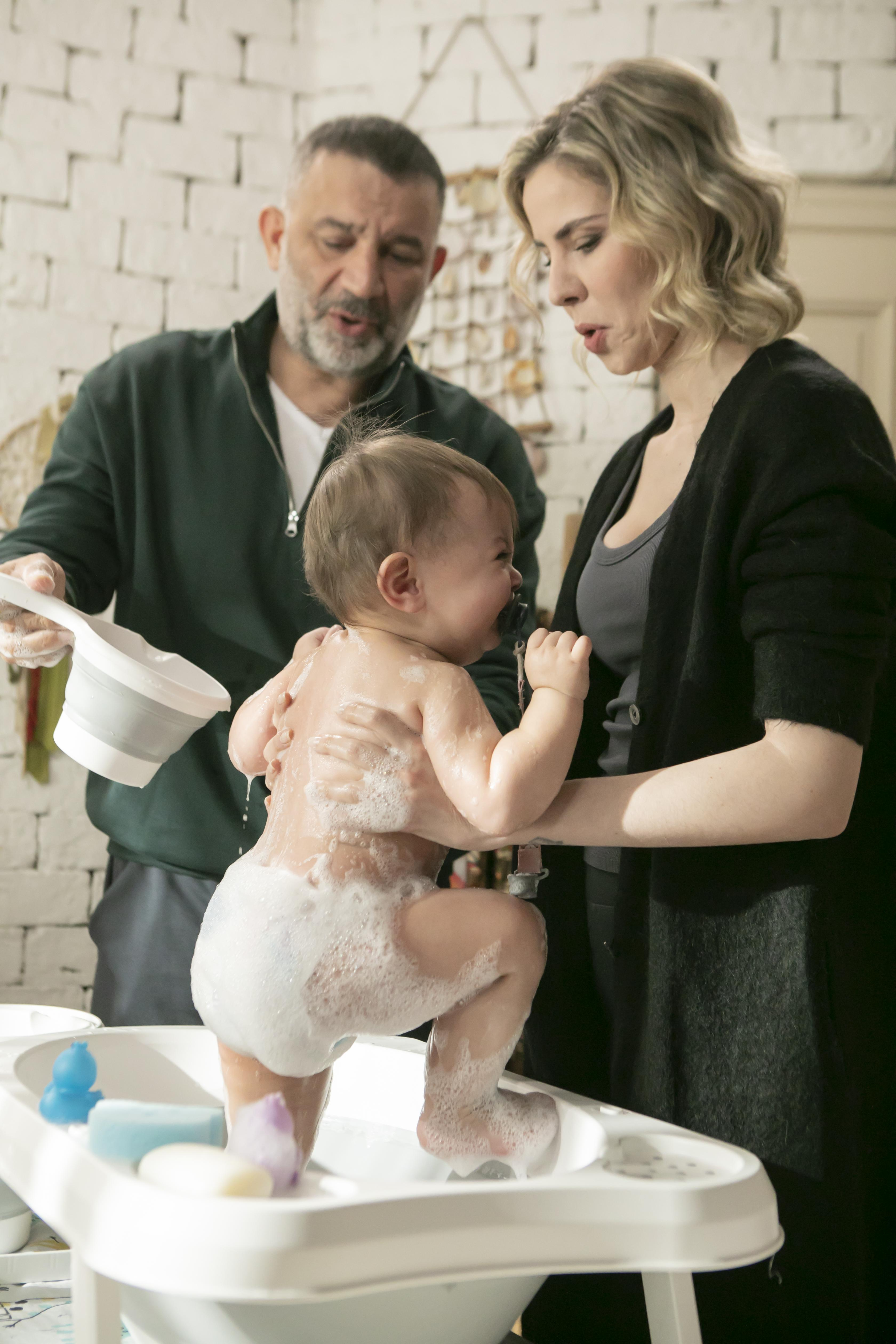 Arka Sokaklar'da mutlu aile tablosu!