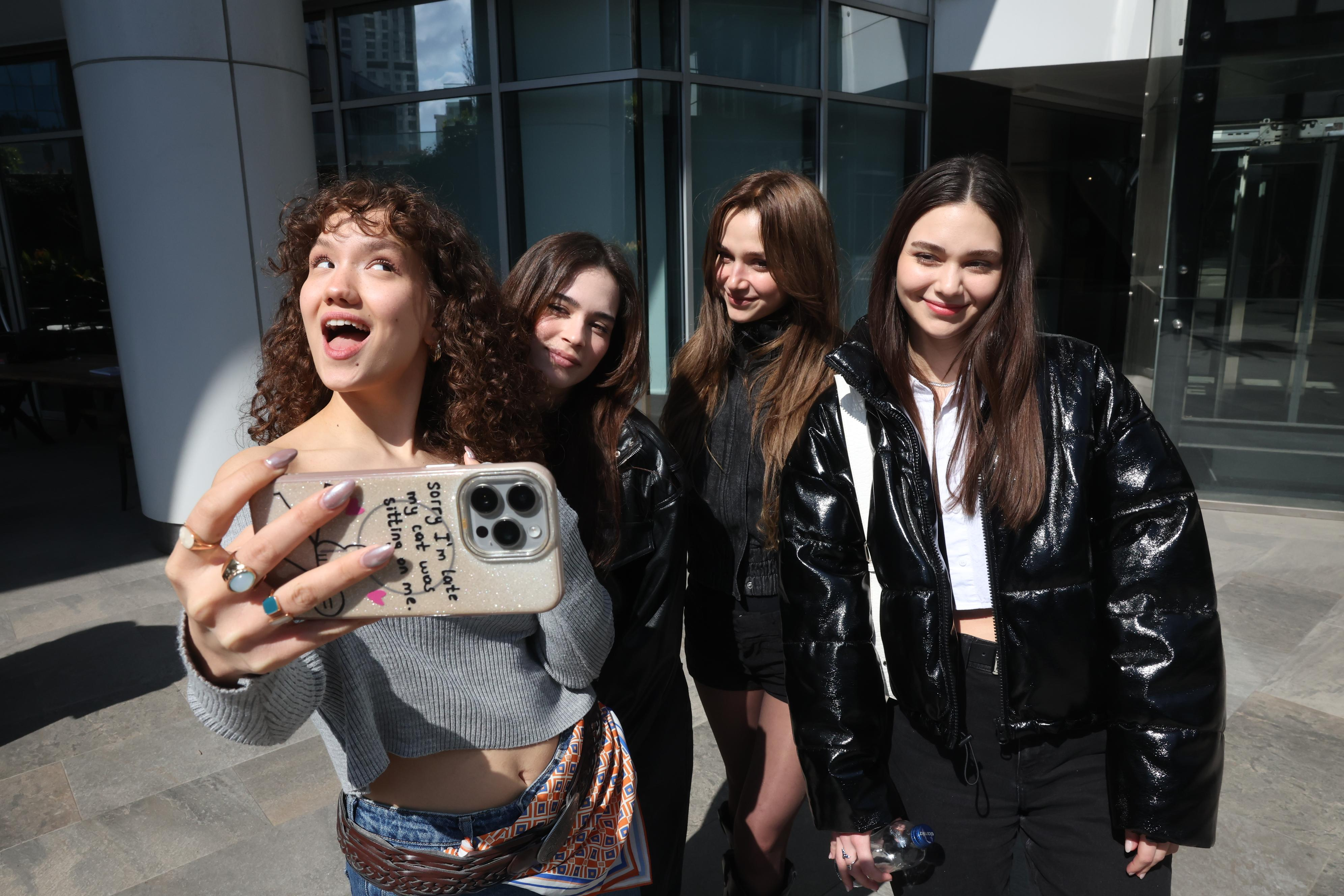 Daha On Yedi'nin gençlerinden ilk selfie'ler!